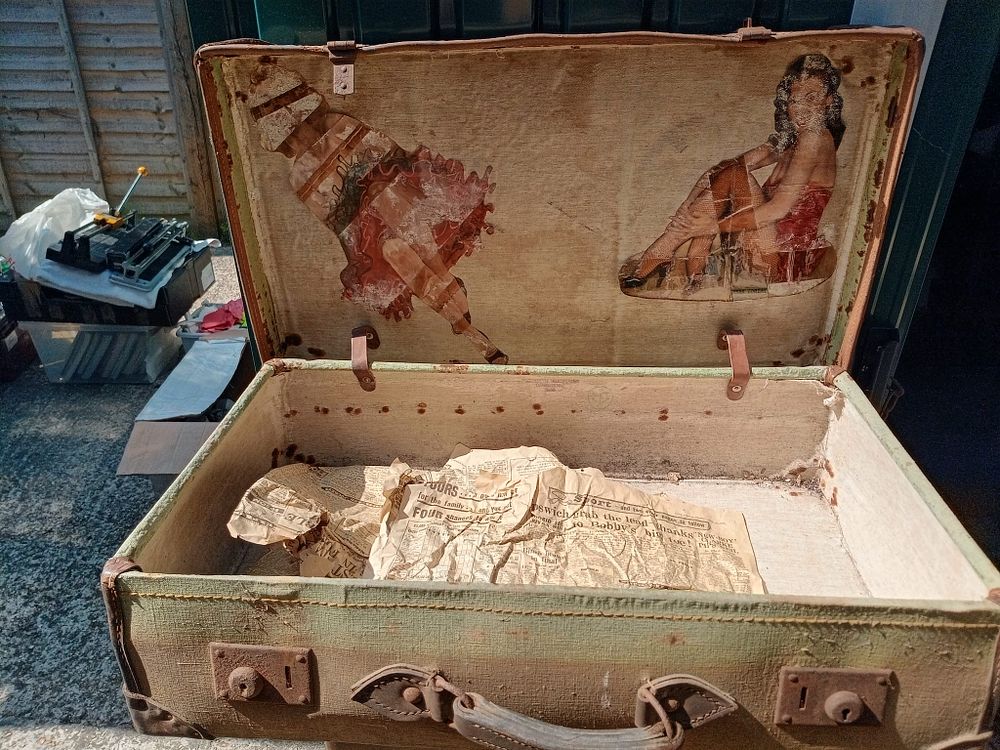 Lot 181: Vintage suit case