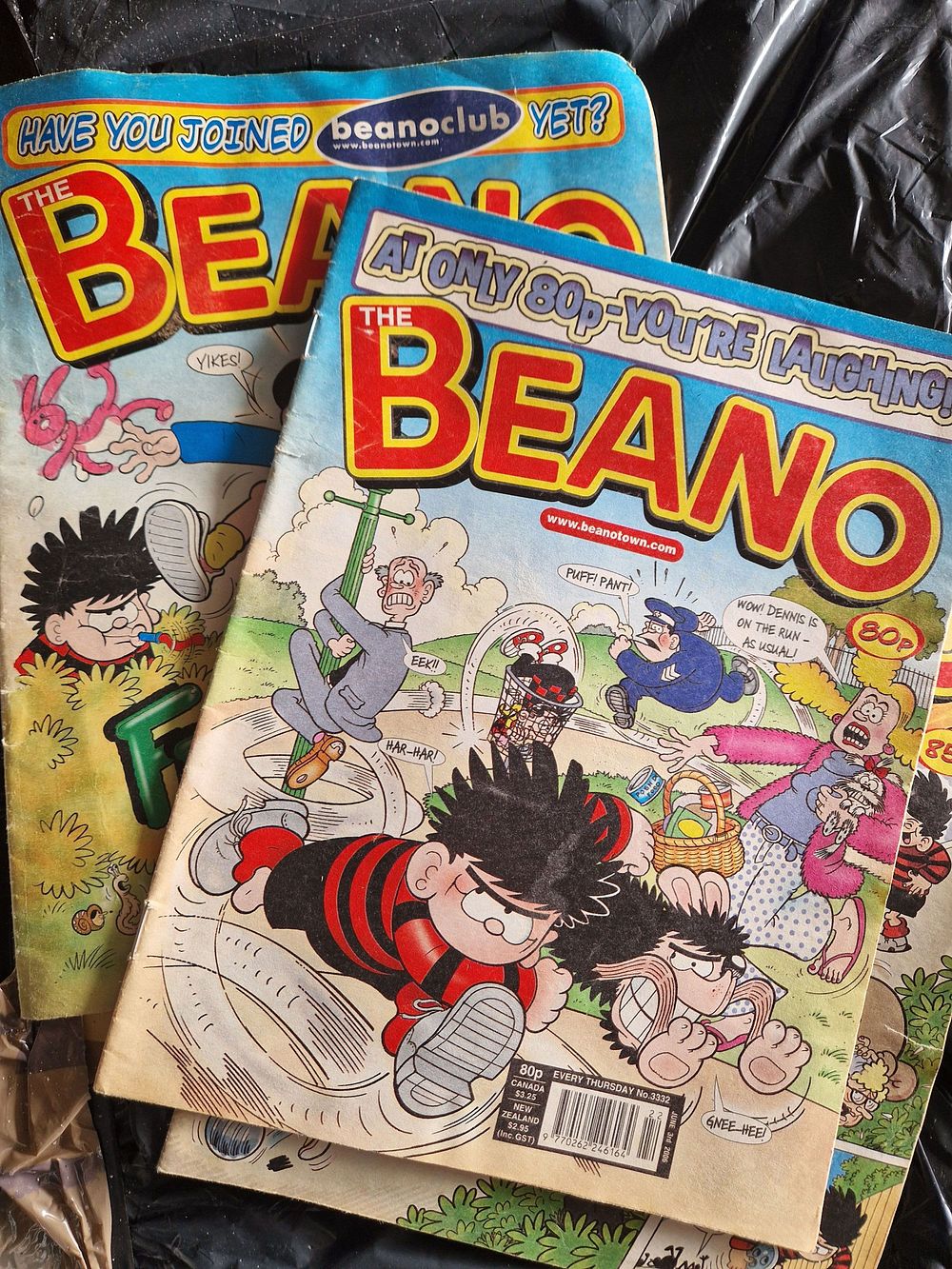 Lot 233: Small joblot of vintage beano magazine
