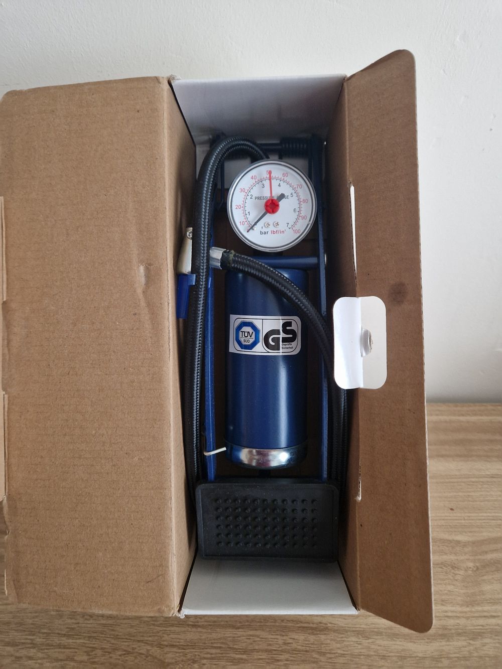 Lot 235: Car/bike pump