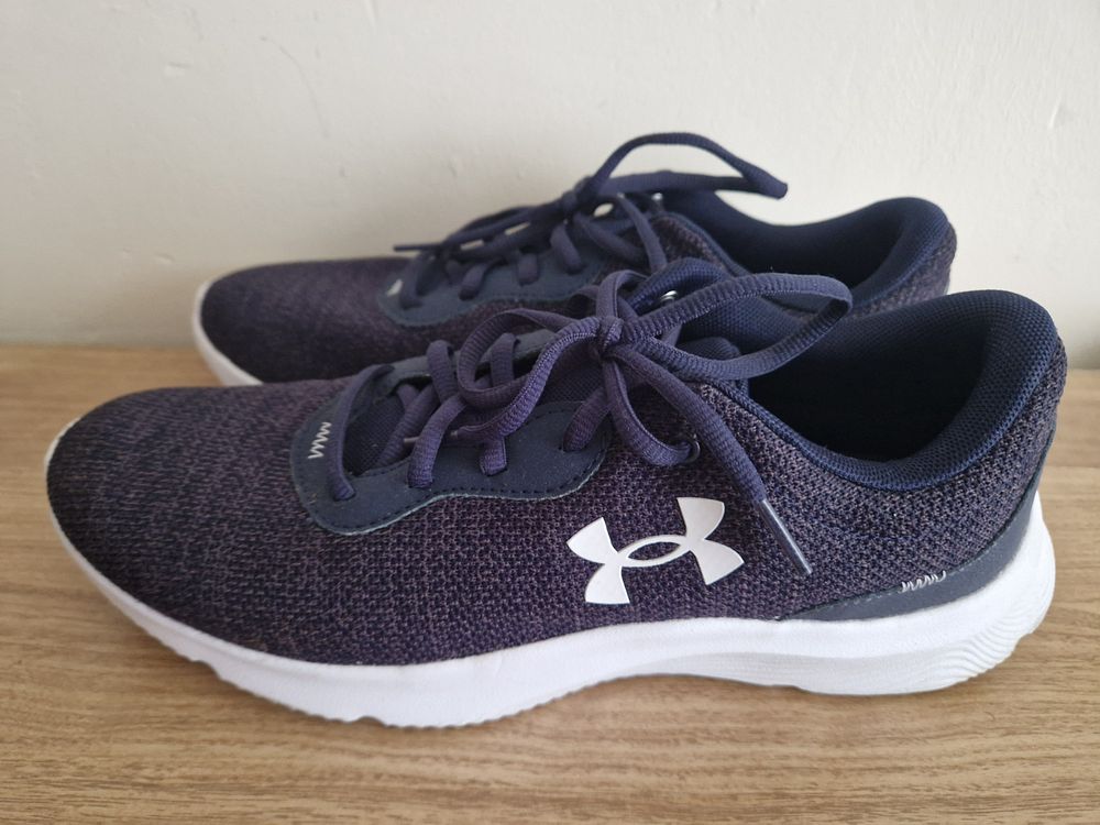 Lot 236: Under Armor trainers