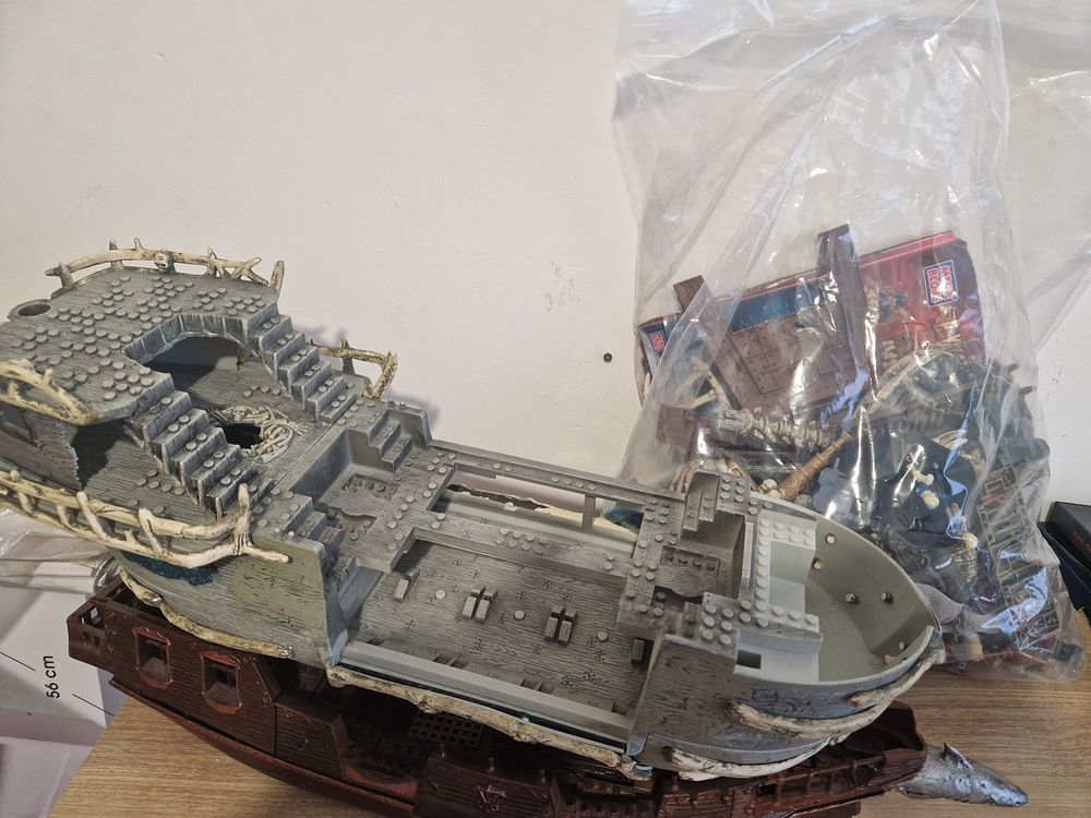 Lot 259: Big pirate ship kids toy