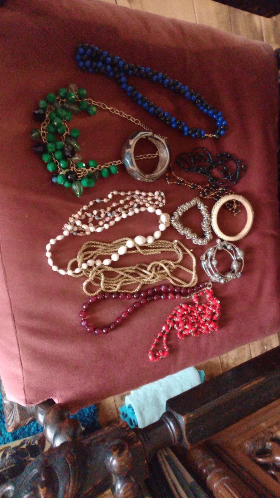 Lot 275: Vintage costume jewellery