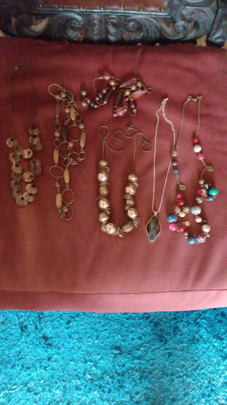 Lot 276: Vintage costume jewellery