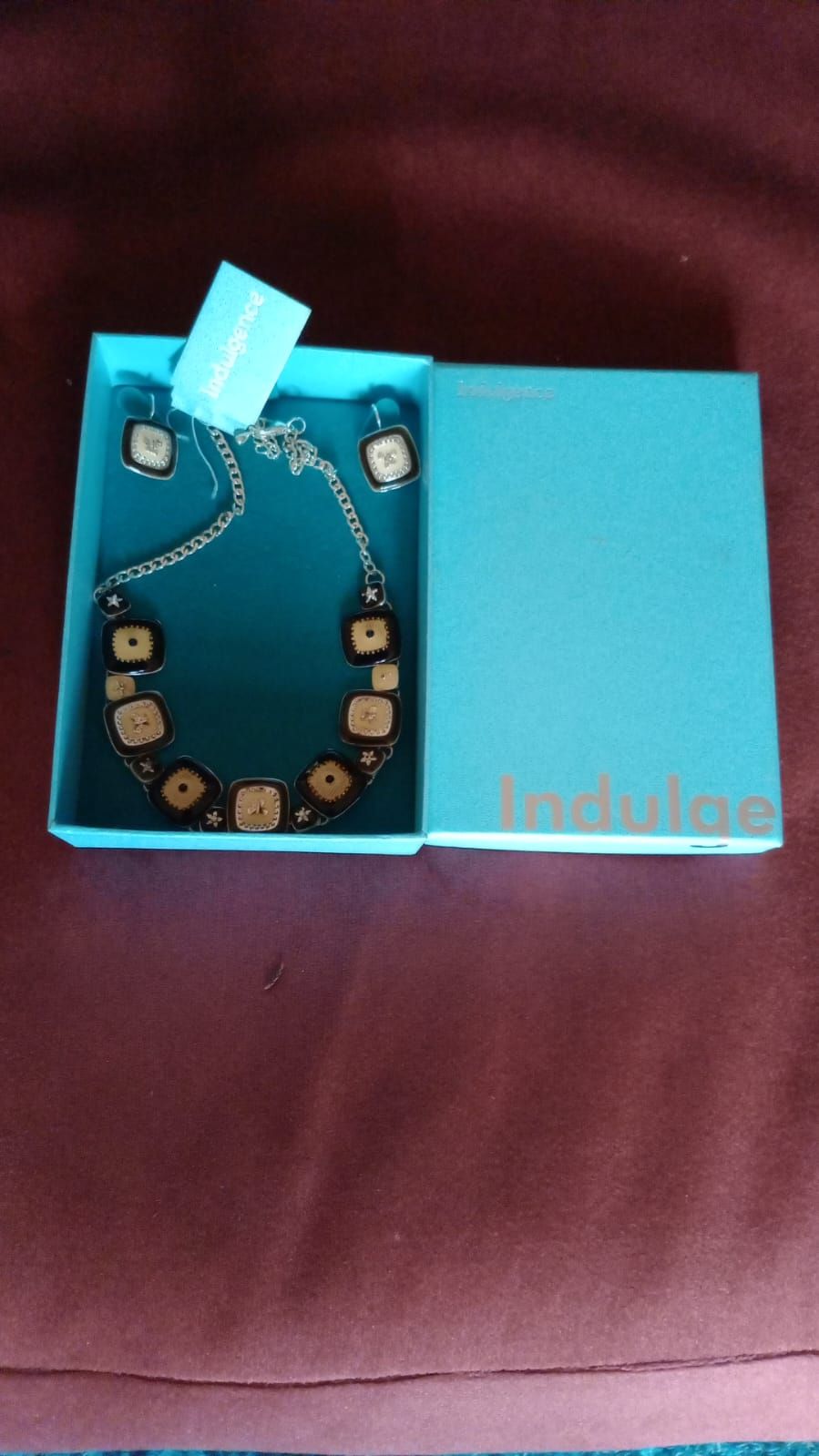 Lot 277: Vintage neckless and earrings