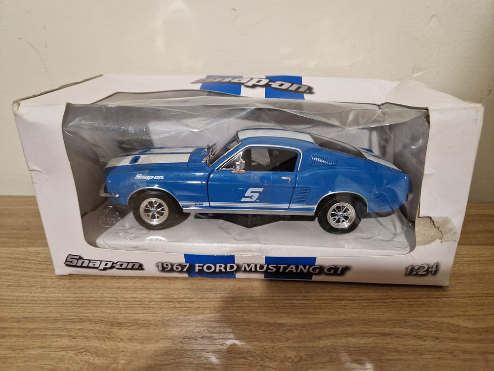 Lot 169: Ford mustang 1.24 scale snap on