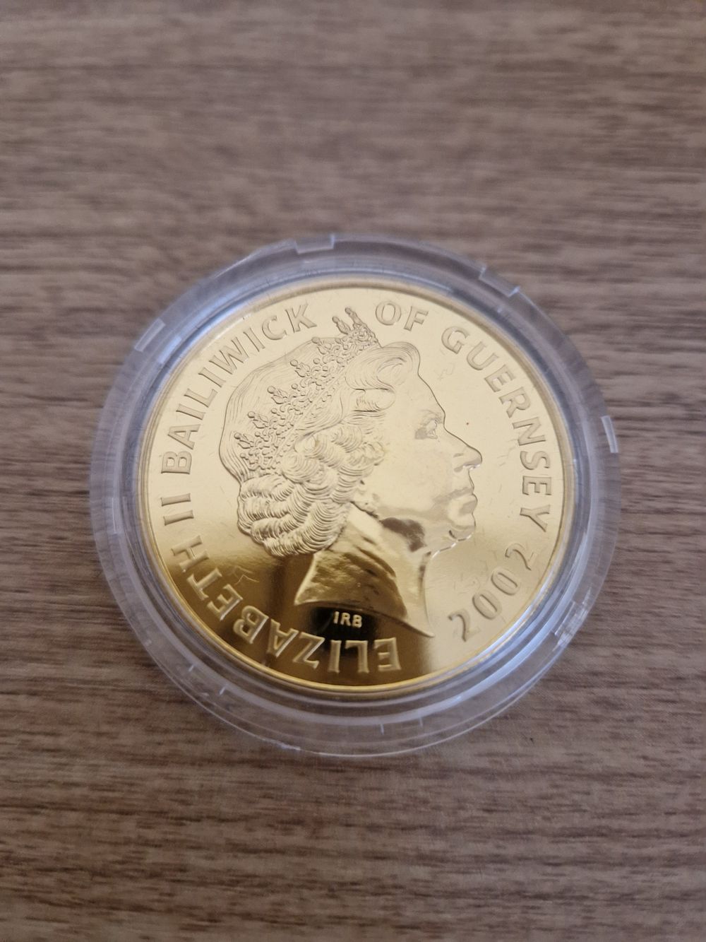 Lot 210: five pound collector's coin