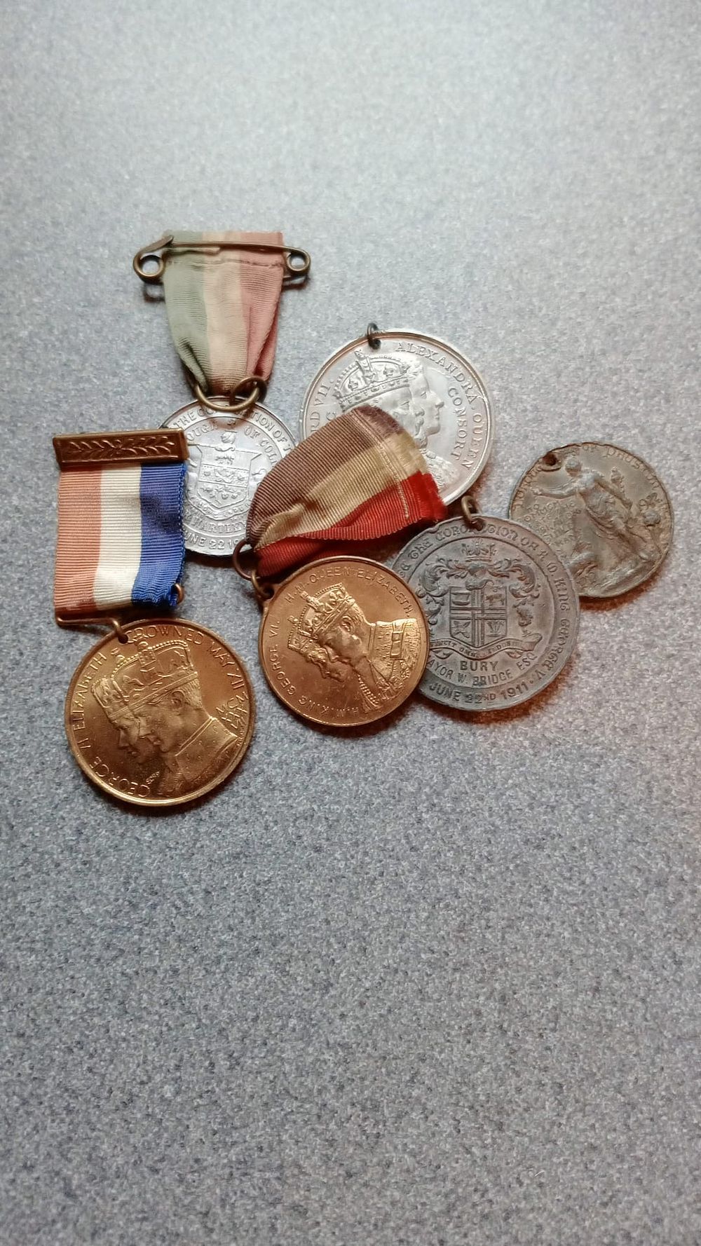 Lot 239: Job lot of medals and coins