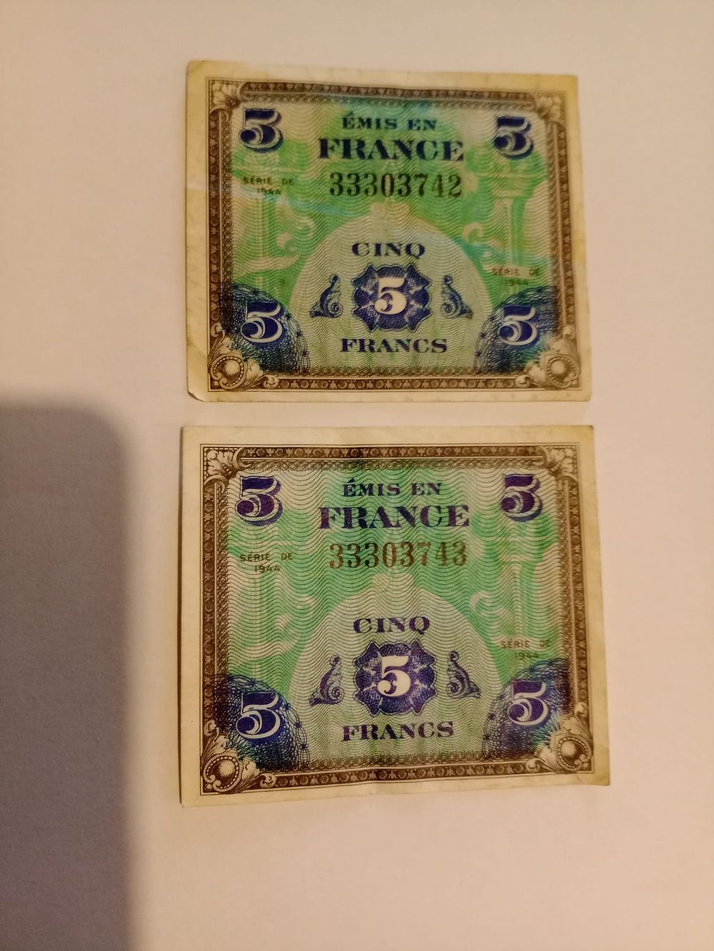 Lot 249: 2 x 5 franc notes