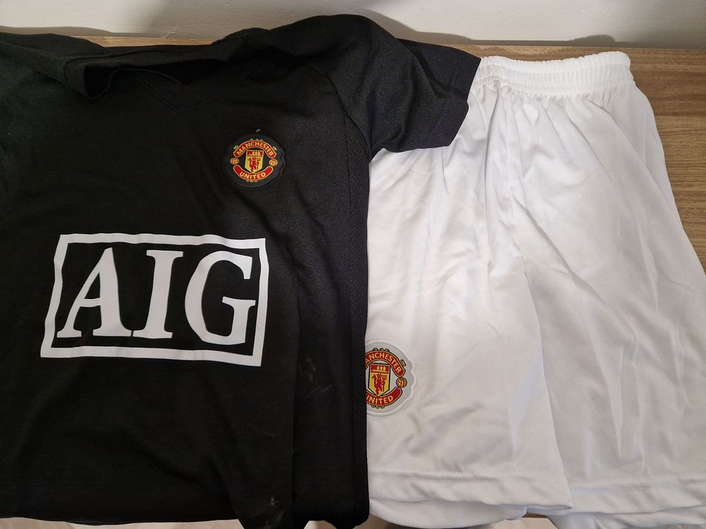 Lot 256: Man united kids shorts and top