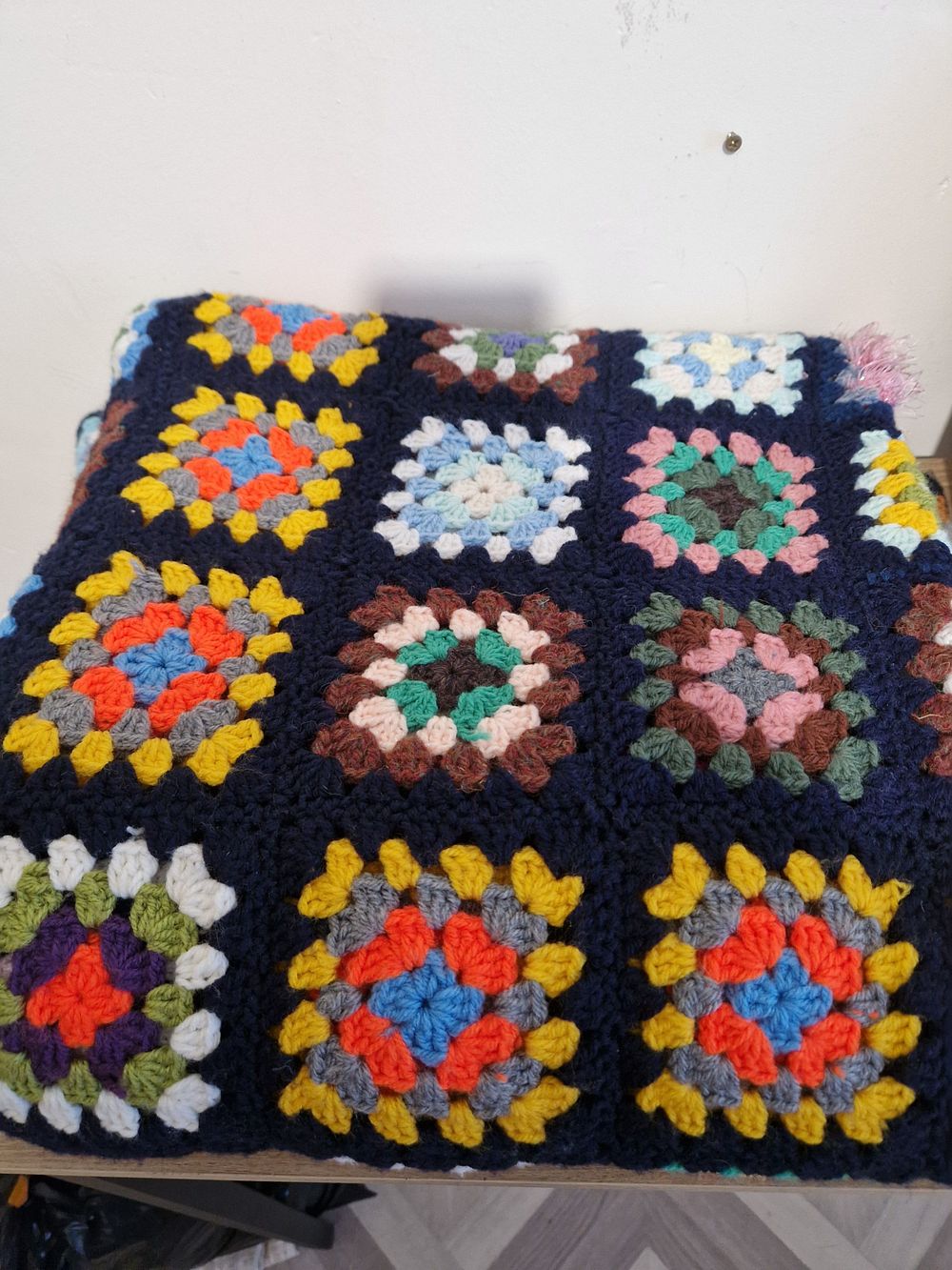 Lot 282: Hand knitted vintage style wool blanket