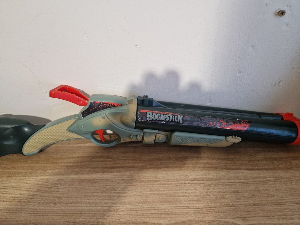 Lot 305:  nerf gun style gun