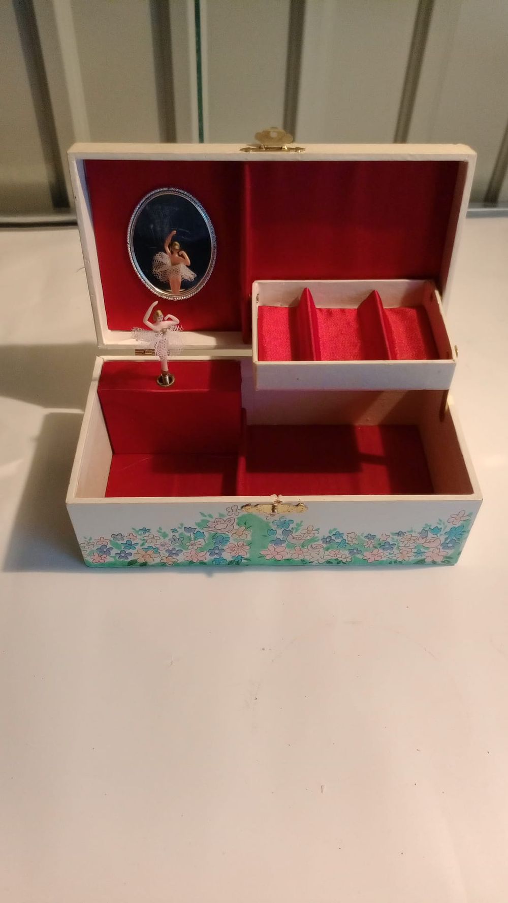 Lot 152: Vintage jewellery box