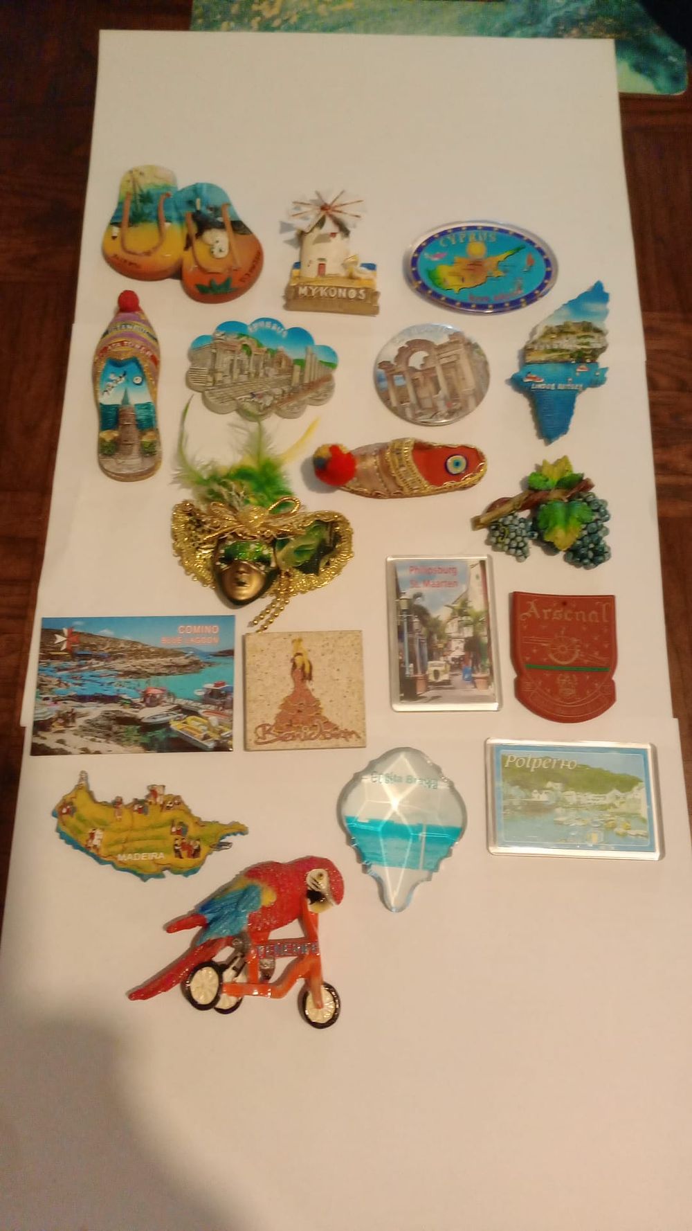 Lot 192: 18 fridge magnets