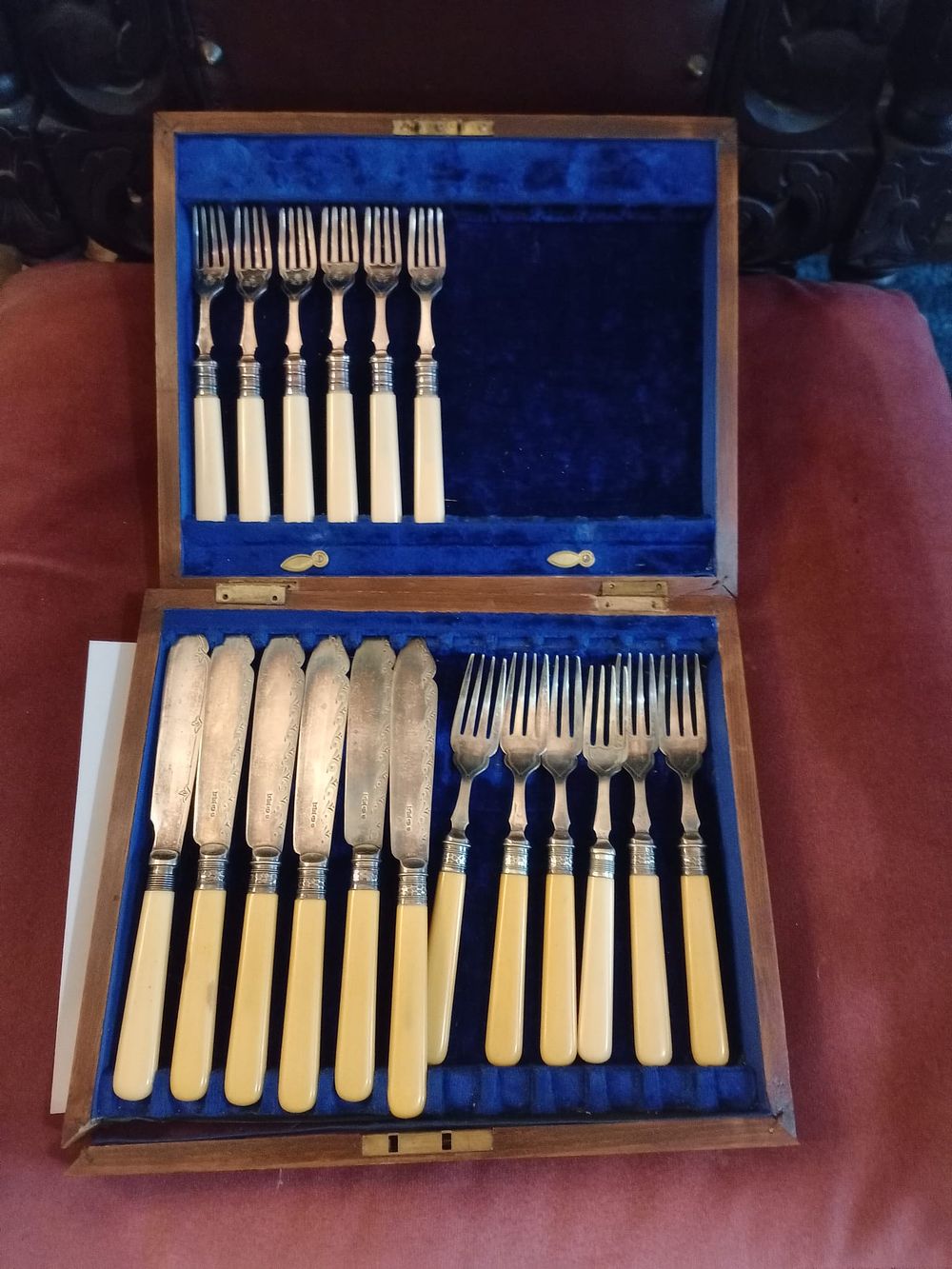 Lot 235: Knifes and folks set