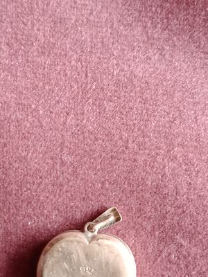 East Sussex. 9ct gold vintage locket.