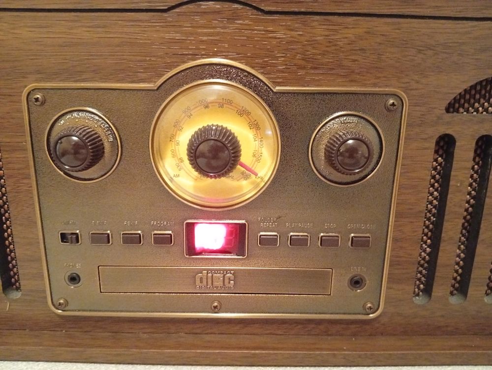 Lot 192: Vintage style cd player