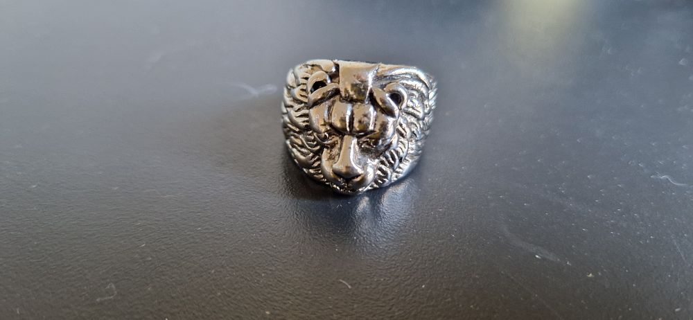 Lot 199: Lion gents ring