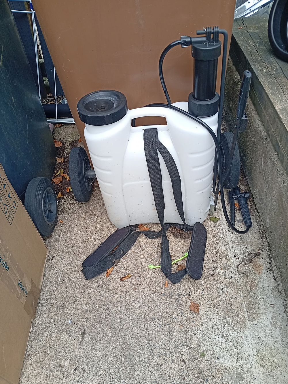 Lot 225: Knapsack sprayer