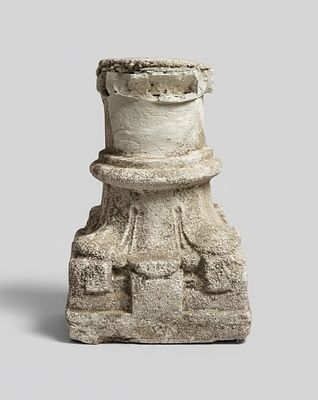 Frammento architettonico in pietra scolpita cm 43x21. Scultura in pietra scolpita raffigurante 