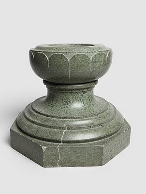 Base / Piedistallo modanato in marmo verde scolpita a tutto tondo raffigurante un piedistallo 