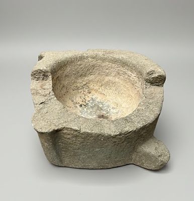 Scultura in pietra scolpita raffigurante un mortaio quadrilobato XVI sec cm 30x20. L'opera si 