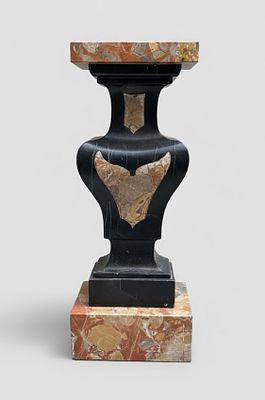 Scultura in marmi policromi pregiati raffigurante piedistallo a balaustra con intarsi cm 78x30. I 