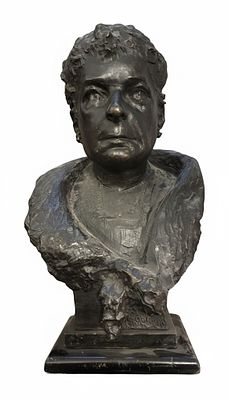 Scultura in bronzo a tutto tondo rappresentante busto firmato cm 55x32. L’opera si presenta come 