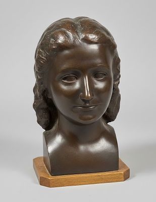 Scultura in bronzo a tutto tondo raffigurante busto di fanciulla cm 38. L’opera si presenta come 