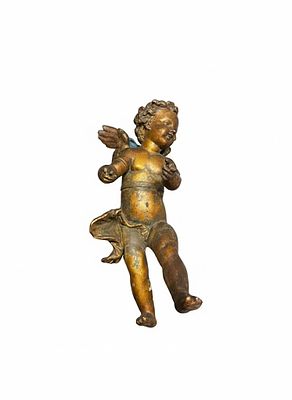 Scultura in legno dorato raffigurante un putto alato. Quest'opera scultorea in legno intagliato 