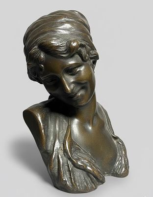 Bronzo raffigurante un busto di giovane donna sorridente CM 20x15. Questa scultura in bronzo 