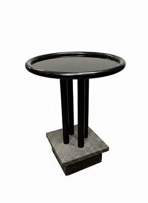 Tavolino di Design Moderno – Piano in ABS Nero, Gambe Tubolari e Base in Pietra. Elegante 