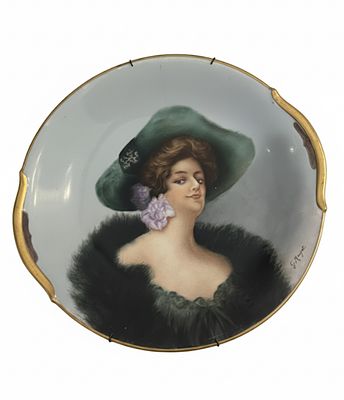 Piatto da Parete in Porcellana – Ritratto di Dama con Cappello – Firmato "G. Mayer" cm 30. Raffin 