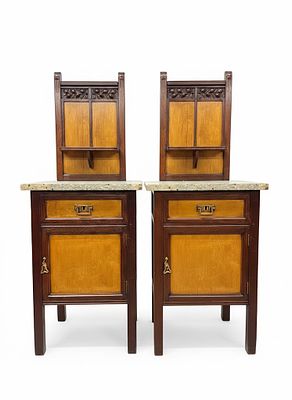 Coppia di Comodini Art D&eacute;co – Design Geometrico con Intagli, Anni '20. Raffinata coppia di 