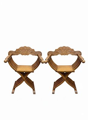 Coppia di Sedie Savonarola pieghevoli Vintage in Legno Intagliato. Elegante coppia di sedie 