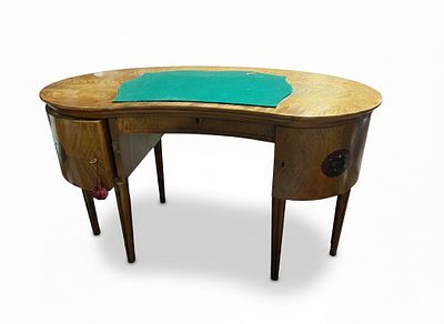 Scrivania "Demilune" ilastronata – Stile Luigi Filippo. Il mobile presenta due ampi vani 