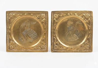 Coppia di placche quadrangolari con ritratti dei Dogi di Venezia
Ottone sbalzato e inciso. Coppia 
