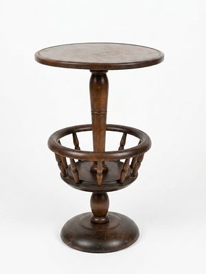 Tavolino porta-oggetti con vano a cestello (Work Table)
Legno tornito. Insolito e pratico 
