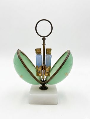 Necessaire da toilette "a uovo" in opaline verde e azzurro
Manifattura francese (stile Palais 