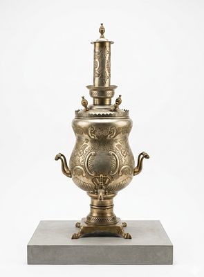 Grande Samovar monumentale in metallo sbalzato e inciso
Produzione di area russa. Imponente 