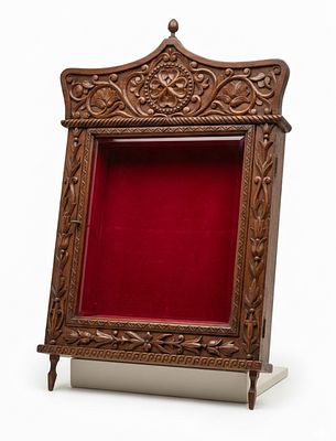 Elegante bacheca a leggio in legno finemente intagliato
Manifattura europea, XIX - inizio XX secolo