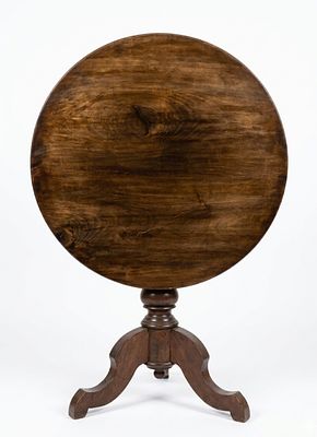 Tavolino a ribalta in legno di noce
Manifattura europea, XIX secolo. Tavolino a ribalta in legno 