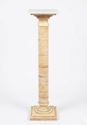 Colonna da interni realizzata in onice con fusto cilindrico lavorato a scanalature orizzontali 