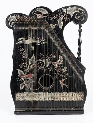 Cetra antica, strumento musicale vintage in legno laccato e decorato a motivi floreali, oggetto 