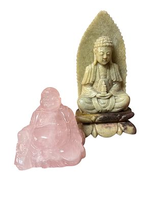 Lotto due sculture Buddha in quarzo rosa e pietra saponaria arte orientaleCoppia di sculture 