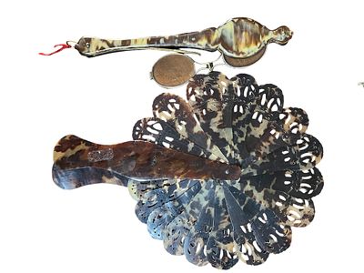Lotto di antiquariato vario composto da un ventaglio traforato e un occhialini lorgnette in 