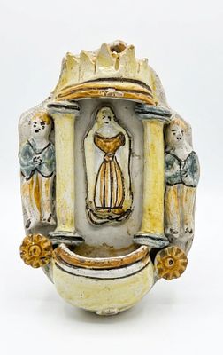 Acquasantiera antica in ceramica maiolicata policroma con figure a rilievo e colonnine. Rara 