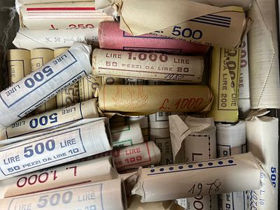 Lotto d Numismatica: Stock di Rotoli Lire FDC, Monete Antiche Cinesi 'Cash' e Medaglistica. Vasta 
