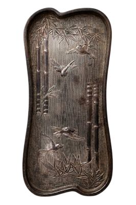 Vassoio in metallo giapponese del periodo Meiji con decoro di bamb&ugrave; e passeri cm 19 circa. Vassoi 