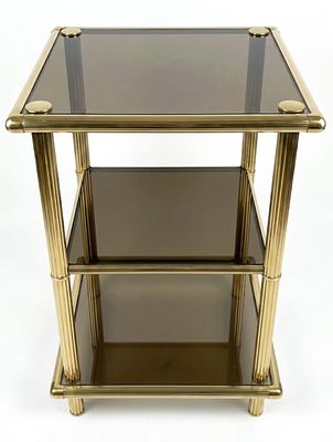 Tavolino da appoggio italiano a tre ripiani in ottone e vetro fum&egrave; in stile Hollywood Regency. Ta 