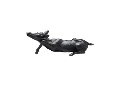 Scultura in terracotta dipinta metallizzata raffigurante un cerbiatto adagiato in stile Art 